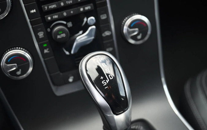 Volvo V60 cena 57800 przebieg: 207000, rok produkcji 2017 z Zawiercie małe 781
